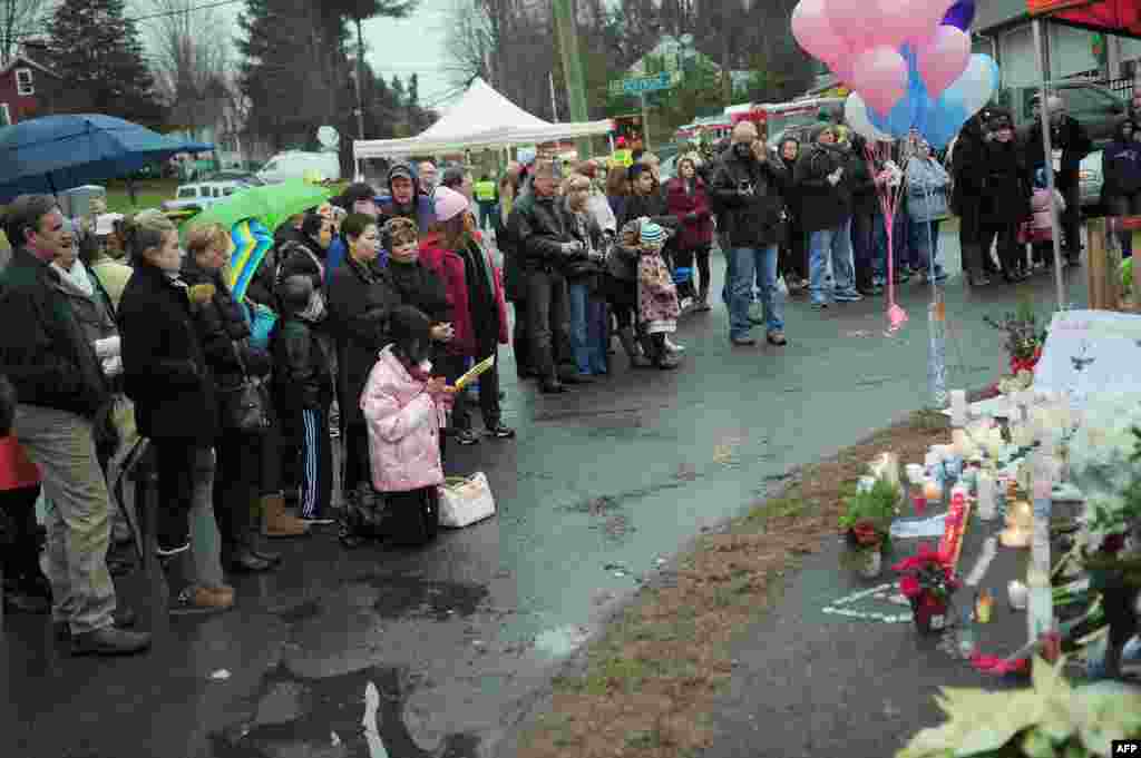 L'émotion se lisait sur les visages devant ce mémorial aux victimes du massacre de vendredi dernier