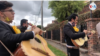 Mariachis cantan en las calles de Colombia para sobrevivir