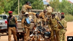 Depuis 2015, le Burkina est pris dans une spirale de violences perpétrées par des groupes affiliés à l'Etat islamique et à Al-Qaïda qui frappaient déjà le Mali et le Niger.