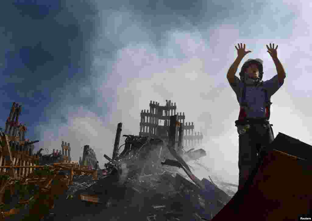 Un pompier de New York appelle à l'aide dans les ruines du World Trade Center, le 15 septembre 2001.
