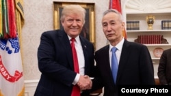 美國總統川普2018年5月17日在白宮橢圓形辦公室會晤中國貿易談判代表團的團長、習近平的經濟顧問劉鶴副總理 (川普推特)