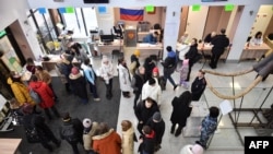 2024年3月17日，俄羅斯總統大選期間，在西伯利亞城市新西伯利亞，人們聚集在投票所。