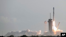 Ракета Falcon 9 SpaceX із 60 супутниками для інтернету Starlink стартує з Мису Канаверал, 18 березня 2020. (AP Photo/John Raoux)