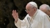 El papa Francisco bendice a feligreses este 7 de febrero de 2024 durante audiencia en la Sala Pablo VI del Vaticano, el pontífice mantiene una pugna con obispos conservadores que se niegan a dar la bendición a parejas del mismo sexo.