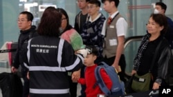 港府提升應對神秘肺炎的級別，2020年1月4日在香港機場檢測旅客體溫。