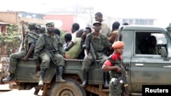 Des soldats congolais dispersent une protestation contre les violences dans la ville de Butembo, Nord-Kivu, RDC, le 24 août 2016.