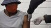 Volontaire recevant une injection de vaccin experimental anti-Covid 19 à l'hôpital Chris Hani Baragwanath de Soweto, Johannesburg, 24 juin 2020. L'opération est menée en Afrique du Sud, en Grande-Bretagne et au Brésil. (Photo AP/Siphiwe Sibeko)