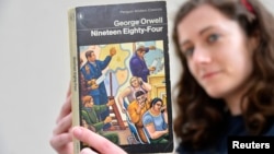倫敦一家書店女職員手持英國作家喬治·奧威爾著作《1984》（路透社 2013年6月9日）