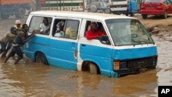 O drama de Luanda, como se vê nesta foto de arquivo do Kazenga, ou é a falta de água ou o seu excesso.