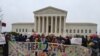 Personas beneficiadas con DACA se manifiestan frente a la Corte Suprema de Estados Unidos en Washington DC cuando fueron escuchados sus alegatos para evitar la cancelación del programa propuesto por el presidente Donald Trump.
