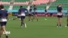 Siya Kolisi, joueur sud-africain de rugby, donne des vivres à ses compatriotes