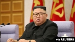官方朝中社2021年2月12日公佈的一張日期不明的照片顯示北韓領導人金正恩在平壤出席北韓勞動黨的一次全會。