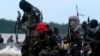Des combattants du Mouvement pour l'émancipation du Delta du Niger (MEND) patrouillent près de l'usine de GNL dans la riche région pétrolière du delta du Niger, au Nigeria, 18 septembre 2008. epa/ GEORGE Esiri