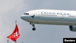 一架國泰航空公司的波音777客機降落在香港機場。 （2019年8月14日）