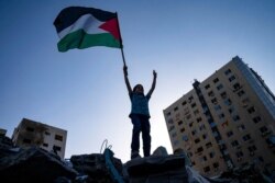 Mtoto akifurahia kusitishwa mapigano katika Ukanda wa Gaza