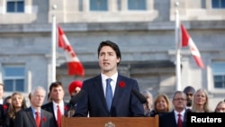 Le premier ministre canadien Justin Trudeau s'adresse à la foule suite à la cérémonie d'investiture à Ottawa le 4 novembre 2015.