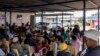 Des femmes sud-africaines attendent leur tour devant une clinique de dépistage du cancer du sein à Johannesburg, le 28 novembre 2023. AFP / Roberta Ciuccio