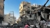 Une jeune fille palestinienne devant les décombres d'un bâtiment après une frappe israélienne à Beit Lahia, dans le nord de la bande de Gaza, le 29 octobre 2024.