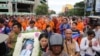 ក្បួនដង្ហែ​សពរបស់​លោកកែម ឡីត្រូវ​បាន​ធ្វើឡើង​នៅ​តាម​បណ្តោយផ្លូវព្រះមុនីវង្ស ក្រុង​ភ្នំពេញ កាលពី​ថ្ងៃទី១០ ខែ​កក្កដា ឆ្នាំ២០១៦។ (នៅ វណ្ណារិន/VOA)