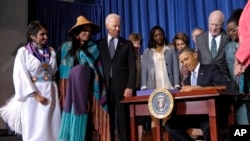 Le président Barack Obama signant la Loi sur les violences contre les femmes au ministère de l'Intérieur