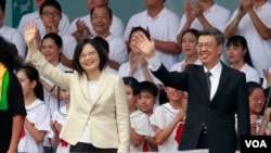 台灣新總統蔡英文和副總統陳建仁在就職典禮上揮手致意。