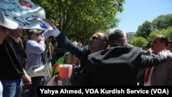 Un manifestant pro-Turquie se bat pour déchirer une pancarte des mains d’un pro-kurde à l’extérieur de la Maison Blanche pendant le tête-à-tête Donald Trump-Recep Erdogan à Washington, 16 mai 2017.