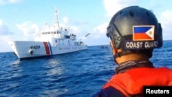 菲律賓海上警衛隊發布的其人員在南中國海惠特森礁附近駕駛橡皮艇靠近中國海上警衛隊船隻的照片。（2021年4月13日）