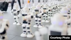 Robots dans une file d'attente pour un nouvel iPhone en Nouvelle-Zélande. (Spark)