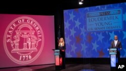 Seneta Kelly Loeffler, kushoto Mrepublikan na mpinzani wake Mdemokrat Raphael Warnock katika mdahalo Dec. 6, 2020, jijini Atlanta. 
