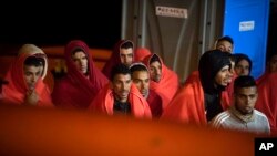 Wahamiaji Wakiafrika wakiwasili katika bandari ya San Roque, Kusini mwa Spain baada ya kuokolewa na kikosi cha wanamaji. 