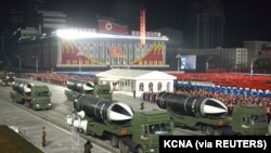 Des équipements militaires sont exposés lors d'un défilé militaire pour commémorer le 8ème Congrès du Parti du Travail à Pyongyang, Corée du Nord, le 14 janvier 2021, sur cette photo fournie par l'Agence centrale de presse de Corée du Nord (KCNA). 