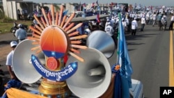 រូបឯកសារ៖ ស្លាក​សញ្ញា​គណបក្ស​សង្គ្រោះ​ជាតិ (CNRP) ត្រូវ​បាន​ដាក់​បង្ហាញ នៅ​មុន​ការជួប​ប្រមូលផ្តុំ​នៅ​ថ្ងៃទី១ នៃ​យុទ្ធនាការ​ឃោសនា​បោះឆ្នោត​ឃុំ-សង្កាត់ នៅ​ជាយ​រាជធានី​ភ្នំពេញ នៃ​ប្រទេស​កម្ពុជា នៅ​ថ្ងៃទី ២០ ខែឧសភា ឆ្នាំ២០១៧។ 