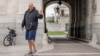 Le Sénateur de Pennsylvanie John Fetterman est connu pour sa préférence pour les sweat-shirts et les shorts amples.