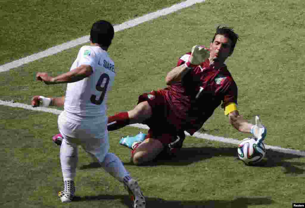 Le gardien de but italien Gianluigi Buffon dévie un tir de l'Uruguayen Luis Suarez lors de leur match à l'aréna Dunas à Natal, le 24 juin 2014.