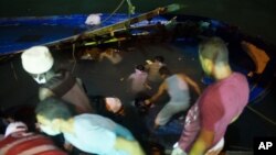 Des migrants au large des côtes de la Libye, 27 aoùt 2015. (Photo AP)