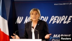 លោកស្រី​ Marine Le Pen ប្រធាន​គណបក្ស​រណសិរ្សជាតិ​និយមស្តាំ​ ជា​សមាជិក​សភាអឺរ៉ុប​ និង​ជាបេក្ខជន​ប្រធានាធិបតី​បារាំង​ឆ្នាំ២០១៧​ និយាយ​ទៅកាន់​ប្រព័ន្ធ​ផ្សព្វផ្សាយ​ក្នុង​រដ្ឋធានីប៉ារីស​ ប្រទេសបារាំង​ (រូបភាព​ថ្ងៃទី៤​ ខែមករា​ ឆ្នាំ២០១៧​)។ 
