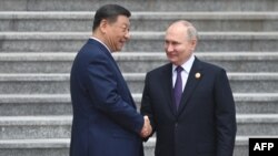 ប្រធានាធិបតីរុស្ស៊ីលោក Putin និងប្រធានាធិបតីចិនលោក Xi ចូលរួមក្នុងពិធីផ្លូវការណ៍មួយនៅខាងមុខសាល Great Hall of the People នៅទីលានធានអានមិន នៅក្រុងប៉េកាំងកាលពីថ្ងៃទី១៦ ខែឧសភា ឆ្នាំ២០២៥។ (Photo by Sergei BOBYLYOV / POOL / AFP)
