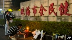 民眾在珠珠海市體育中心擺放鮮花、點燃蠟燭，哀悼開車衝撞事件的死者。(美聯社：2024年11月12日)