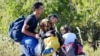 Un migrante empuja un coche con sus hijas dentro de una caravana en Chahuites, México, el 8 de noviembre de 2021. 