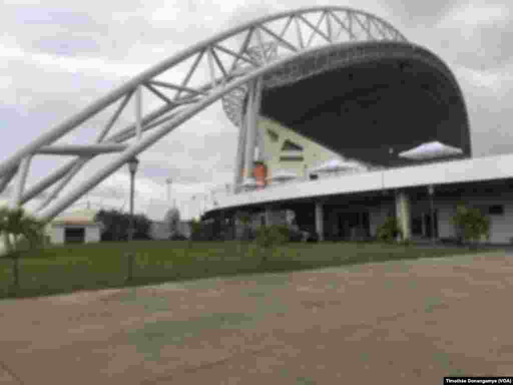 Une autre vue de l’extérieure du stade de l'Amitié de Libreville, Gabon, 14 janvier 2017. (VOA/Timothée Donangmaye)