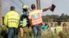 Des inspecteurs regardent un train accidenté près de Kroonstad, à 110 kilomètres de Johannesburg, le 4 janvier 2018.