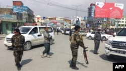 Les forces de sécurité afghanes après l'attentat-suicide, le 9 mars 2018 à Kaboul 
