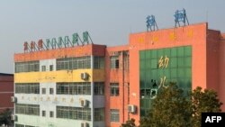 这是中国新闻社于2024年1月20日拍摄并发布的照片，展示了中国河南省砚山铺村的英才学校被大火吞没后破碎的窗户。(Photo by CNS / AFP)