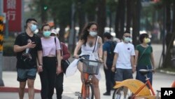 2021年5月15日, 在台灣台北市將COVID-19警報提高至3級後，大眾​戴上口罩以防止冠狀病毒傳播。台灣曾成功地遏制了新冠肺炎，在大流行以來最糟糕的疫情爆發期間，對其首都台北實施了新的限制措施。