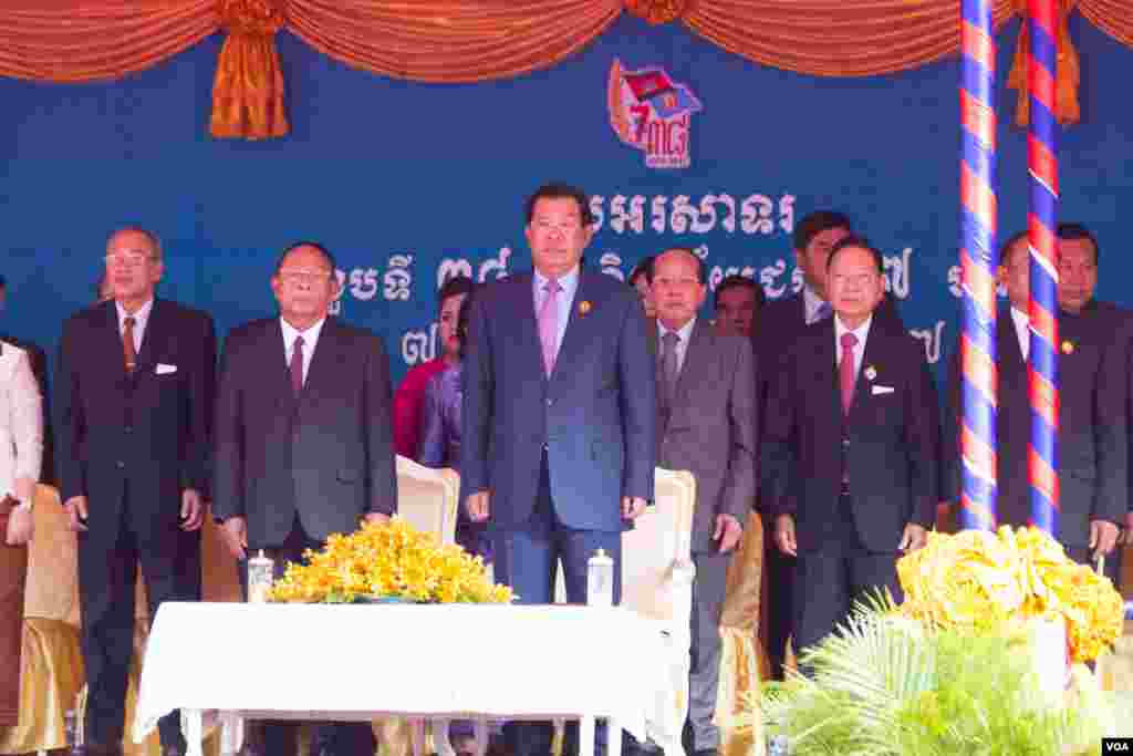 គណបក្សប្រជាជនកម្ពុជា បានប្រារព្ធពិធីរំឭកខួបថ្ងៃ៧ មករា លើកទី៣៨ នៅឯទីស្នាក់ការគណបក្សប្រជាជនកម្ពុជា ក្នុងរាជធានីភ្នំពេញ កាលពីថ្ងៃទី៧ ខែមករា ឆ្នាំ២០១៧។ (ហ៊ាន សុជាតា/ VOA)