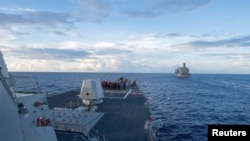 美國海軍伯克級導彈驅逐艦“杜威”號在南中國海準備海上補給。（2017年5月19日）