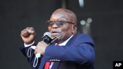 L'ancien président sud-africain Jacob Zuma s'adresse à des partisans devant la Haute Cour de Pietermaritzburg, en Afrique du Sud, le mercredi 26 mai 2021, où il fait face à des accusations de corruption.