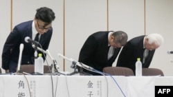 Tokyo-based eel restaurant chain Nihonbashi Isesada director Soichiro Tomita, center, and Keikyu Department Store President Shinji Kaneko, left, apologize at a press conference in Yokohama on July 29, 2024.