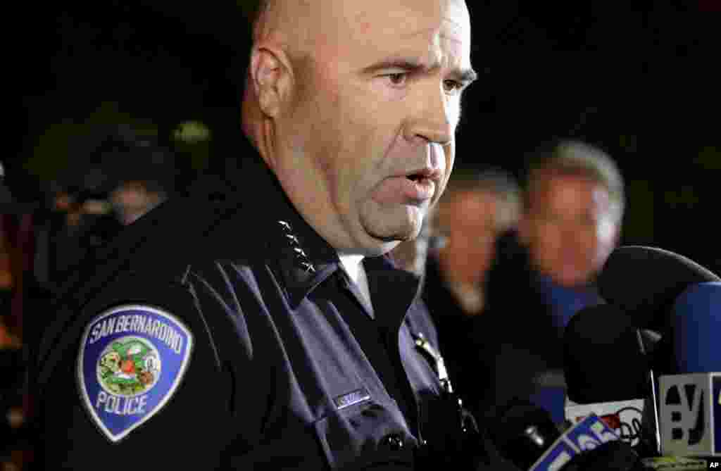 Le chef de la police de San Bernardino, Jarrod Burguan,, informe les journalistes que le couple Syed Rizwan Farook, 28 et Tashfeen Malik, 27 ans, sont les auteurs présumés de la fusillade.