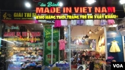 រូប​ឯកសារ៖ ហាង​មួយ​នៅ​ក្នុង​ប្រទេស​វៀតណាម​លក់​ទំនិញ​ដែល​មាន​ស្លាក​ថា «ផលិត​ក្នុង​ប្រទេស​វៀតណាម»។